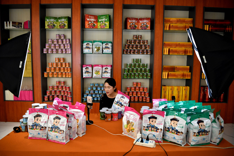 在陕西省商洛市丹凤县一家食品公司，主播在进行网络直播（7月20日摄）。新华社记者刘潇摄