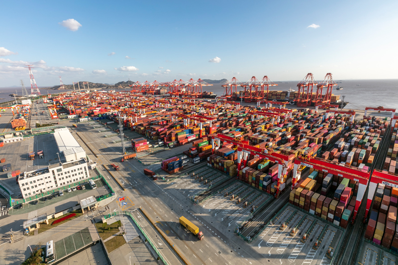 这是11月3日拍摄的上海洋山港集装箱码头。新华社记者王翔摄